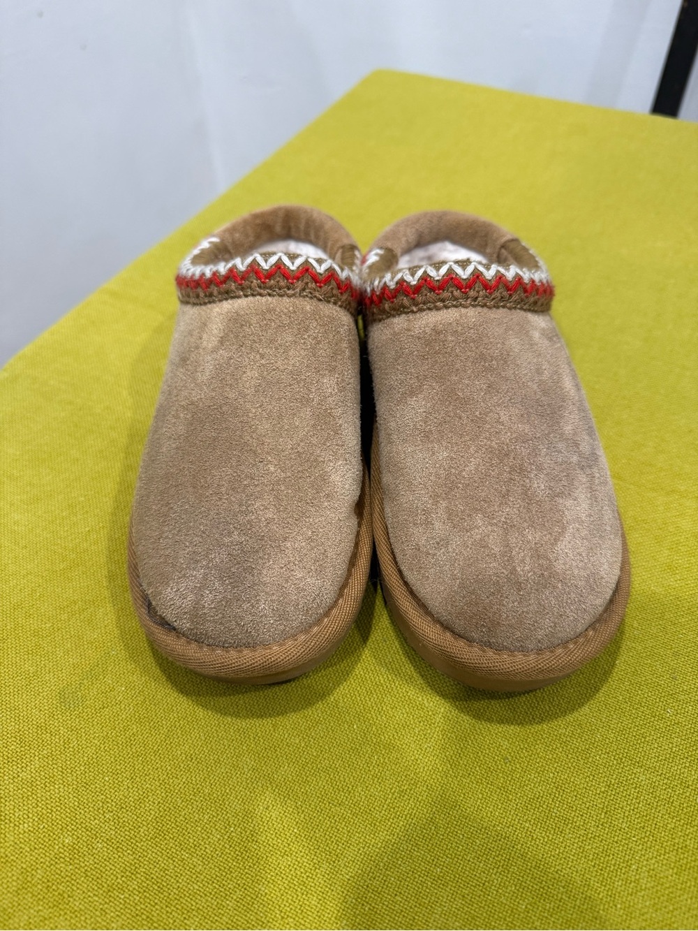 CUSHIONAIRE Sunshine Slide Beige Suede Lined Mule Slippers Size 1M Youth